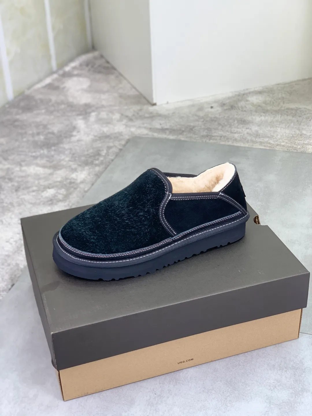 Men's men's shoes 💰P480 New top version UGG 2025 autumn and winter new high-top casual shoes new series Ansley Mules Fashionable and comfortable shallow flat slip-on casual loafers ✨ Classic suede cowhide with 10mm wool lining Insole suede collar Soft and comfortable ❤️ Decorated with UGG classic heat embossed brand logo on the back side Full texture Lightweight rubber sole Anti-slip, wear-resistant and comfortable Color: Black Brown Size: 39-45